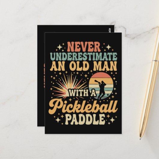 Unterschätze niemals einen alten Mann mit Pickleba Postkarte (Vorderseite/Rückseite Beispiel)