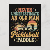 Unterschätze niemals einen alten Mann mit Pickleba Postkarte (Vorderseite)
