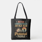 Unterschätze niemals einen alten Mann mit Pickleba Tasche (Rückseite)