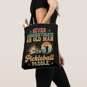 Unterschätze niemals einen alten Mann mit Pickleba Tasche (Von Nahem)