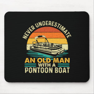 Unterschätze niemals einen alten Mann mit Pontoonb Mousepad