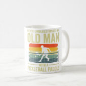 Unterschätze niemals einen alten Mann Opa Pickleb Kaffeetasse (VorderseiteRechts)