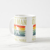 Unterschätze niemals einen alten Mann Opa Pickleb Kaffeetasse (Vorderseite Links)