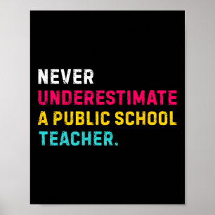 Unterschätze niemals einen Lehrer an einer öffentl Poster