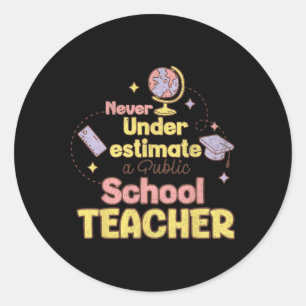 Unterschätze niemals einen Lehrer an einer öffentl Runder Aufkleber