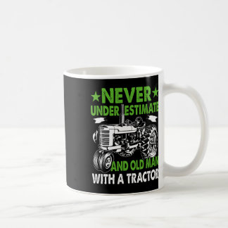 Unterschätzen eines alten Mannes mit einem Traktor Kaffeetasse