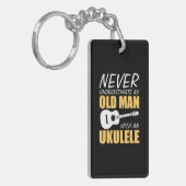 Unterschätzen Sie den alten Mann nie mit Ukulele-M Schlüsselanhänger (Vorderseite links)