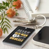 Unterschätzen Sie den alten Mann nie mit Ukulele-M Schlüsselanhänger (Vorderseite rechts)