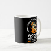 Unterschätzen Sie den Geist einer Frau Warrior Kaffeetasse (VorderseiteRechts)