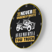 Unterschätzen Sie den Old Man Tow Lkw nie Große Wanduhr (Winkel)