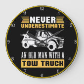 Unterschätzen Sie den Old Man Tow Lkw nie Große Wanduhr (Vorderseite)