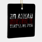 Unterschätzen Sie mich, das wird Spaß machen Keramikornament (Rechts)