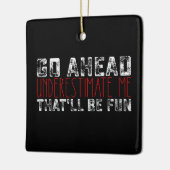 Unterschätzen Sie mich, das wird Spaß machen Keramikornament (Links)