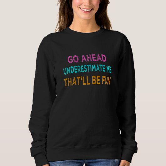 Unterschätzen Sie mich, das wird Spaß machen Sweatshirt (Vorderseite)