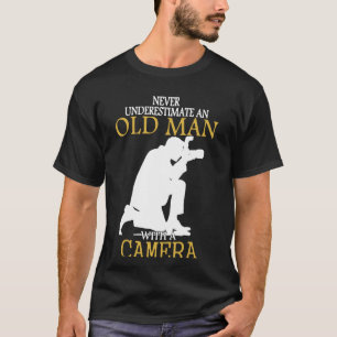 Unterschätzen Sie nie alten Mann mit Kamera T-Shirt