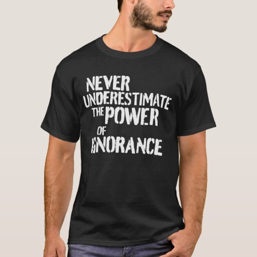 Unterschätzen Sie nie den Power der Ignoranz Funny T-Shirt (Vorderseite)