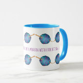 Unterschätzen Sie nie den Power einer Frau ... Tasse (VorderseiteRechts)