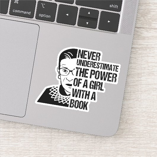 Unterschätzen Sie nie den Power eines Mädchens mit Aufkleber (Detail)