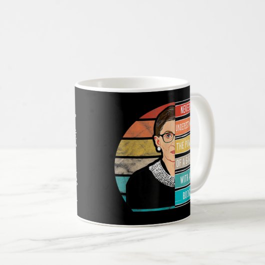 Unterschätzen Sie nie den Power eines Mädchens mit Kaffeetasse (VorderseiteRechts)