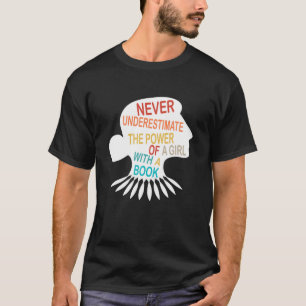 Unterschätzen Sie nie den Power eines Mädchens mit T-Shirt