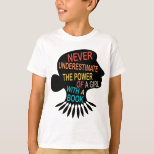 Unterschätzen Sie nie den Power eines Mädchens mit T-Shirt