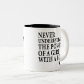 Unterschätzen Sie nie den Power eines Mädchens Zweifarbige Tasse (VorderseiteRechts)