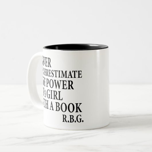 Unterschätzen Sie nie den Power eines Mädchens Zweifarbige Tasse (Vorderseite Links)