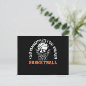 Unterschätzen Sie nie ein Mädchen, das Basketball  Postkarte (Stehend Vorderseite)