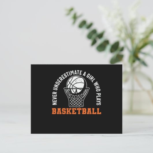 Unterschätzen Sie nie ein Mädchen, das Basketball  Postkarte (Stehend Vorderseite)