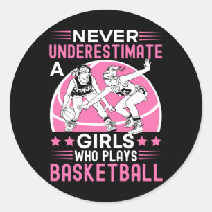 Unterschätzen Sie nie ein Mädchen, das Basketball  Runder Aufkleber