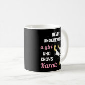 Unterschätzen Sie nie ein Mädchen, das Karate Girl Kaffeetasse (VorderseiteRechts)