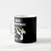Unterschätzen Sie nie ein Mädchen, das Karate Girl Kaffeetasse (Vorderseite Links)