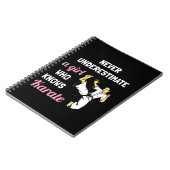 Unterschätzen Sie nie ein Mädchen, das Karate Girl Notizblock (Linke Seite)