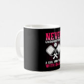 Unterschätzen Sie nie ein Mädchen, das mit Mauern Kaffeetasse (Vorderseite Links)