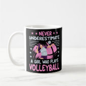 Unterschätzen Sie nie ein Mädchen, das Volleyball  Kaffeetasse (Links)