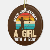 Unterschätzen Sie nie ein Mädchen mit einem Bow-Bo Keramik Ornament (Links)