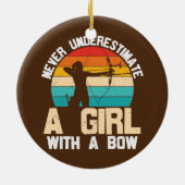 Unterschätzen Sie nie ein Mädchen mit einem Bow-Bo Keramik Ornament (Hinten)