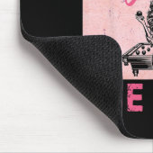 Unterschätzen Sie nie ein Mädchen mit einem Cue St Mousepad (Ecke)