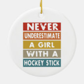 Unterschätzen Sie nie ein Mädchen mit einem Hockey Keramik Ornament (Hinten)
