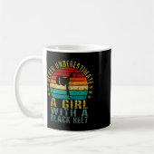 Unterschätzen Sie nie ein Mädchen mit einem schwar Kaffeetasse (Links)