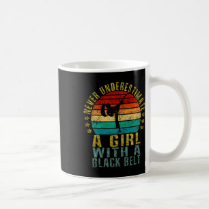 Unterschätzen Sie nie ein Mädchen mit einem schwar Kaffeetasse