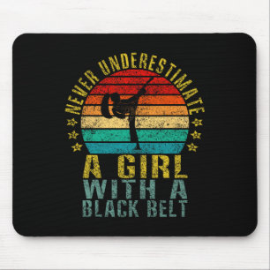Unterschätzen Sie nie ein Mädchen mit einem schwar Mousepad