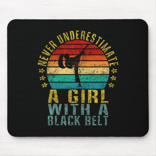 Unterschätzen Sie nie ein Mädchen mit einem schwar Mousepad (Vorne)