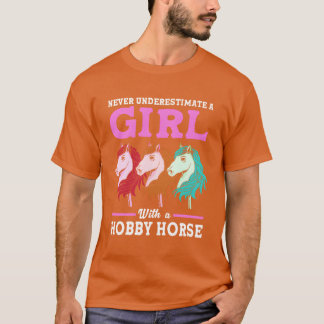 Unterschätzen Sie nie ein Mädchen mit einer Hobby- T-Shirt