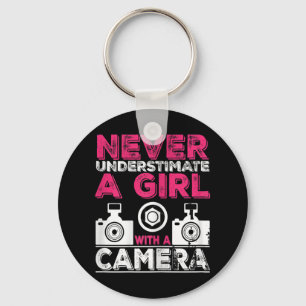 Unterschätzen Sie nie ein Mädchen mit einer Kamera Schlüsselanhänger