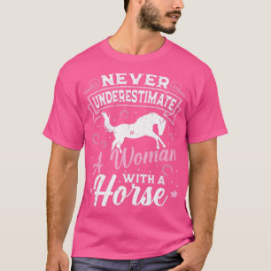 Unterschätzen Sie nie ein Pferderennen der Frau T-Shirt
