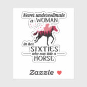 Unterschätzen Sie nie ein weibliches Pferd in den Aufkleber (Blatt)