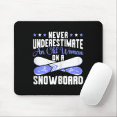 Unterschätzen Sie nie eine alte Frau auf Schnee. Mousepad (Mit Mouse)