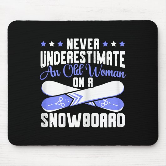 Unterschätzen Sie nie eine alte Frau auf Schnee. Mousepad (Vorne)