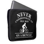 Unterschätzen Sie nie einen alten Mann auf dem Fah Laptopschutzhülle (Vorne Rechts)